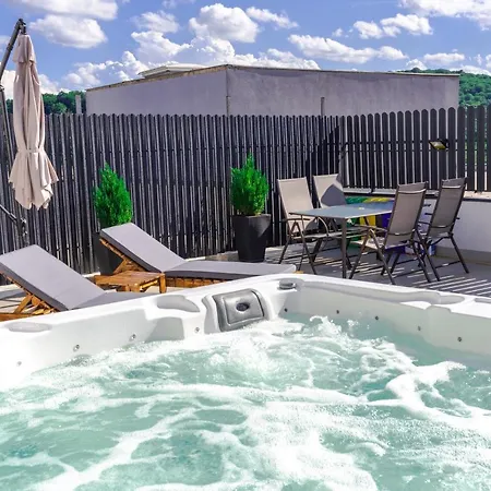 Thome Hoia Jacuzzi