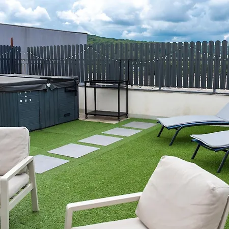 Thome Hoia Jacuzzi Apartman *